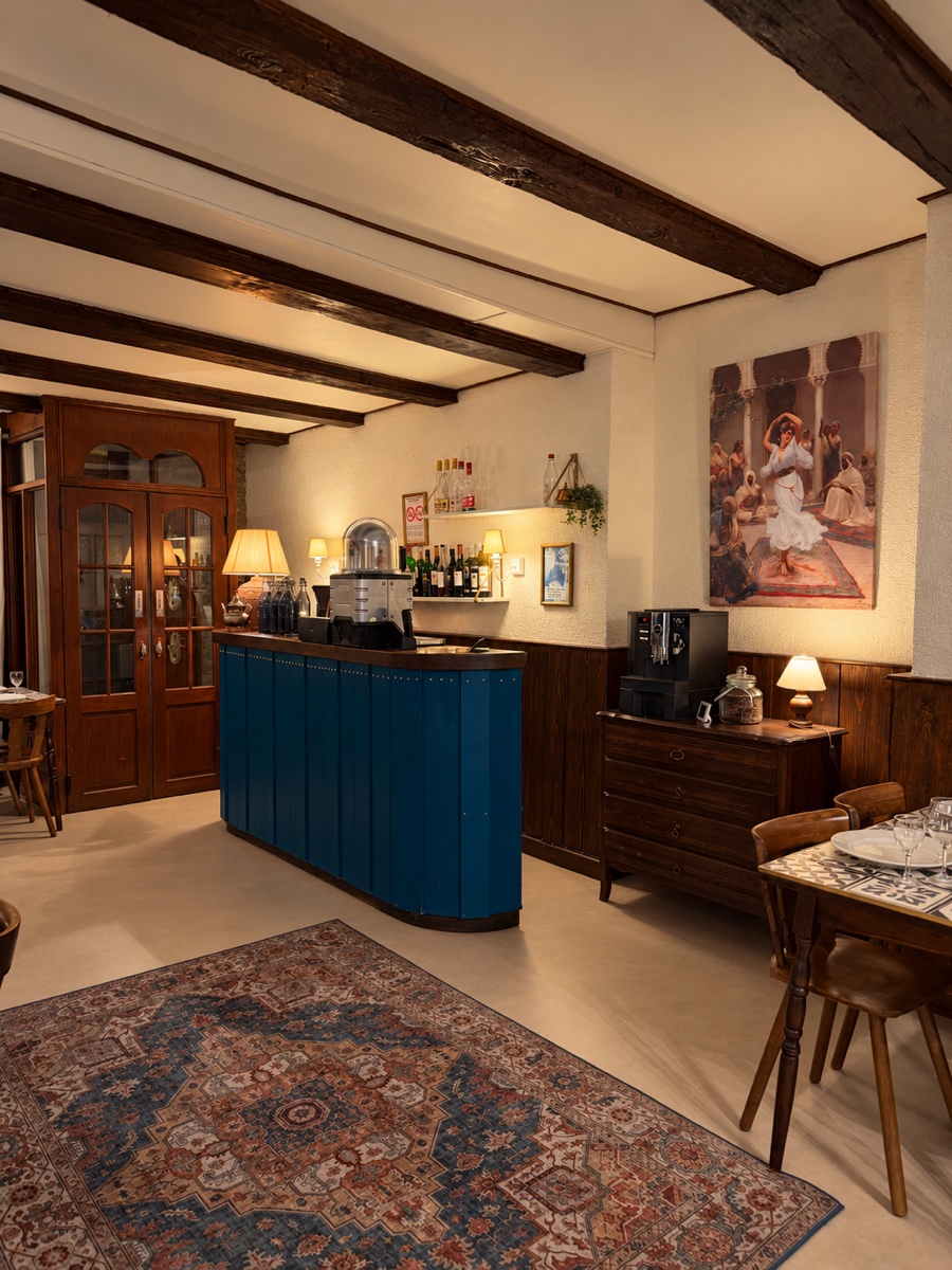 Intérieur chaleureux du restaurant L’Oriental